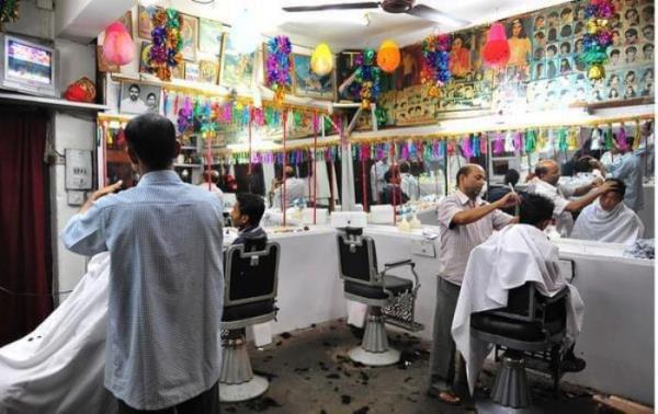 奇妙的印度理发店，有些男女分开理发，只要3块左右