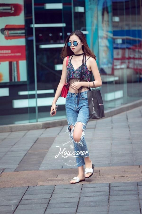 重庆步行街， 过路的美女