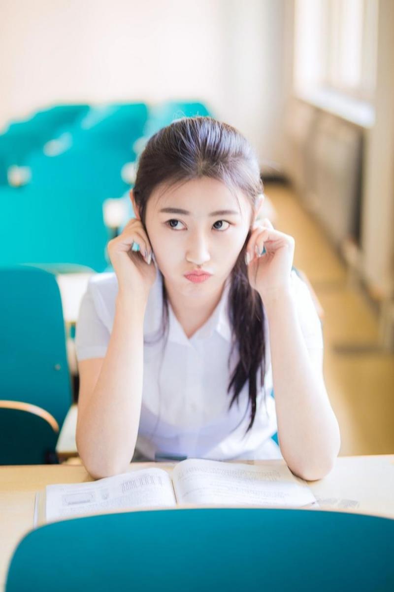 西宁孔灵宝职业主播网红20岁身高164.5