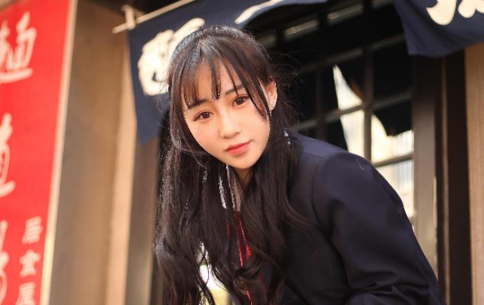 想要成为一名商务模特需要要先天的优势，也需要后天的努力