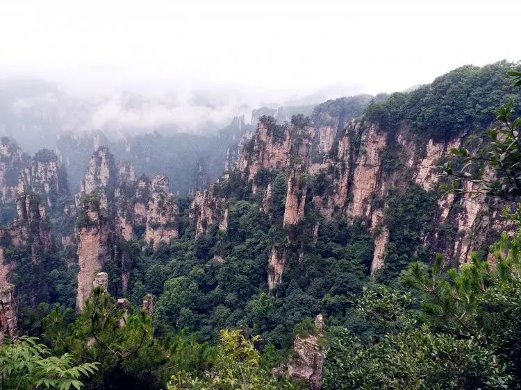 到张家界旅游自由行通过加的导游安全吗？？